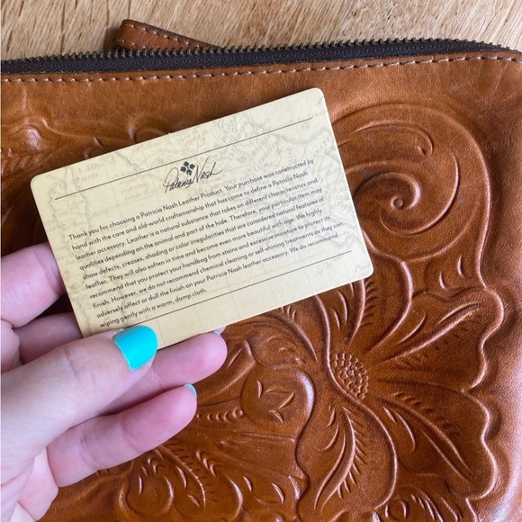 Patricia Nash Cassini Tooled Leather Wristlet in Tan/Gold - Picture 4 of 6